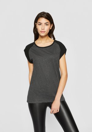 Kortermet, rundhalset T-skjorte i mørkegrå med svarte cap sleeves. Mykt materiale med en avslappet passform, kombinert med blanke svarte leggings.