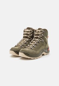 Grüne Wanderschuhe mit Obermaterial aus Wildleder und Mesh, beigen Sohlen, auffälligem Schnürsystem und roten Akzenten an der Ferse sowie im Logodesign.