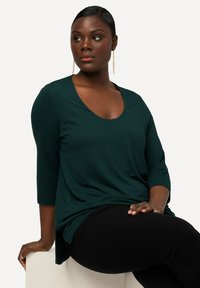 Ulla Popken TIEFER RUNDHALSAUSSCHNITT  - Langarmshirt - nachtgrün