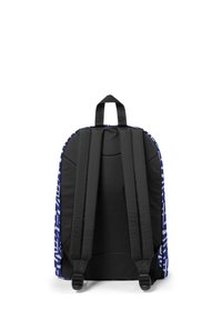 Zaino in tessuto nero con spallacci imbottiti e manico superiore. Presenta un accento blu a motivo lungo i bordi, che offre contrasto e texture.