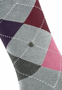 Calzini argyle colorati con diamanti grigi, bordeaux, viola e rosa, con cuciture bianche e un bottone a logo metallico sul lato.