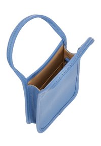 Piccola borsa a tracolla in pelle blu con finitura testurizzata. Ha un'unica maniglia superiore e un'apertura che rivela un interno beige con scomparti.