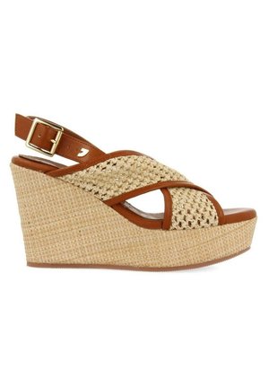 Kile-sandal med høj flettet platform, brun læderkant, krydsrem-design og justerbar ankelspænde.