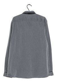 Chemise grise à manches longues avec une texture subtile, dotée d'un col et de poignets boutonnés, accrochée à un crochet noir sur fond blanc.