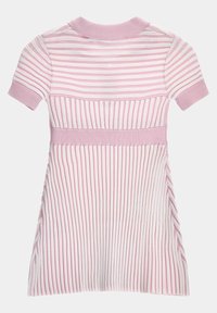 Abito a maniche corte con un motivo a righe rosa e bianche, caratterizzato da colletto e orlo a coste, realizzato in tessuto a maglia testurizzata con pieghe verticali.