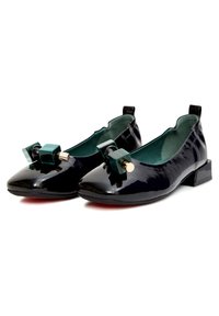 Ballerines en cuir verni noir avec un petit talon carré, ornées d'un accent texturé en bleu-vert et or à l'avant. L'intérieur est bleu-vert.