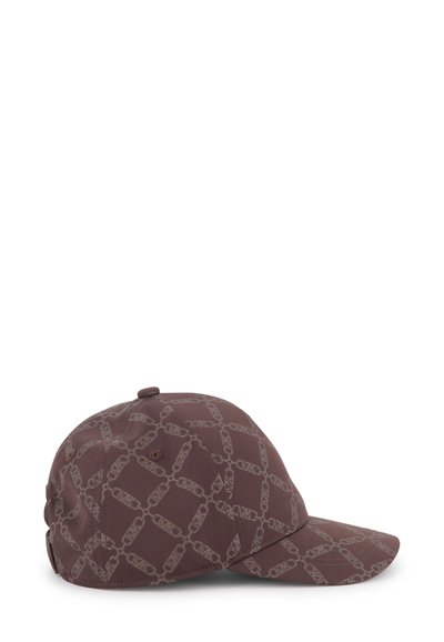 Casquette brune avec un motif de maillons de chaîne répétitif. Fabriquée en matériau doux, dotée d'une visière incurvée et d'une sangle ajustable à l'arrière.