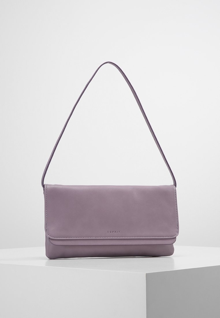 Sac à bandoulière en cuir lavande avec fermeture à rabat et fine sangle, posé sur un socle blanc devant un fond uni.