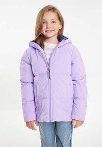 Ljuslila isolerad jacka med huva, dragkedjeslutning, sidofickor och elastiska ärmslut. Buren över en randig skjorta och jeans.