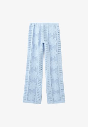 Lichtblauwe gehaakte broek met wijde pijpen, met bloemmotieven en opengewerkte breipanelen aan de voorkant.
