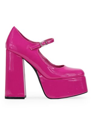 Scarpa Mary Jane fucsia brillante con piattaforma, tacco a blocco alto, finitura lucida in vernice, punta arrotondata e una sottile cinghia alla caviglia regolabile.