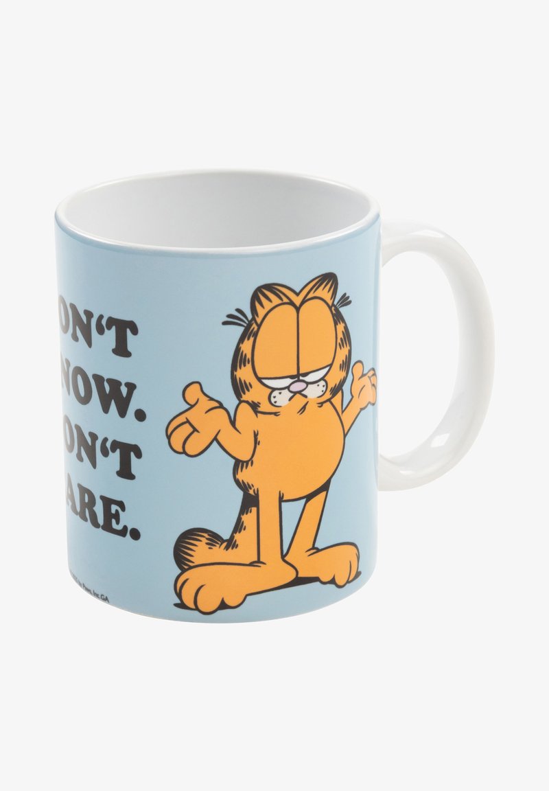 Tazza blu con il fumetto di Garfield che alza le spalle e testo parzialmente visibile che dice "DON'T KNOW. DON'T CARE."