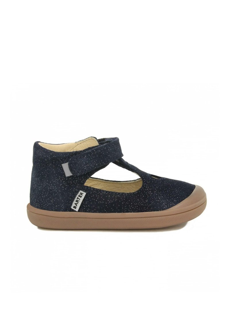 Chaussure en daim bleu marine avec une sangle Velcro, design découpé et accents pailletés. Elle dispose d'une semelle en caoutchouc avec un bout arrondi et une construction durable.