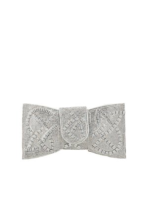 Ezüst ékszerrel díszített kis kézitáska masni formában, bonyolult kristálymintákkal fehér háttéren.