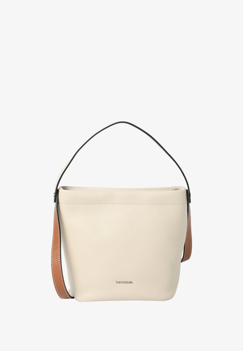 Krém színű, texturált bőrből készült kézitáska rövid fekete fogantyúval és hosszabb barna pánttal, előlapján kis fém márkajelzéssel.