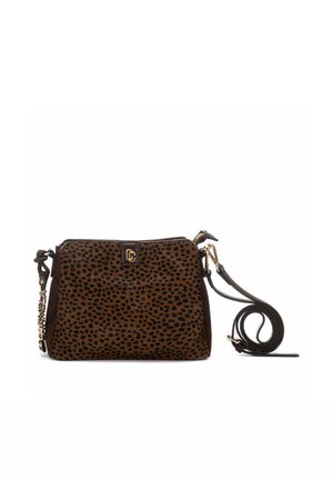 Bolso de hombro con estampado de leopardo marrón y negro con correa ajustable y cierre dorado en el centro delantero.