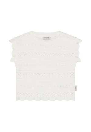 Witte gebreide babytop met korte mouwen, gekartelde randen en ajourpatroon, met een ronde halslijn en een klein knoopje op de schouder.