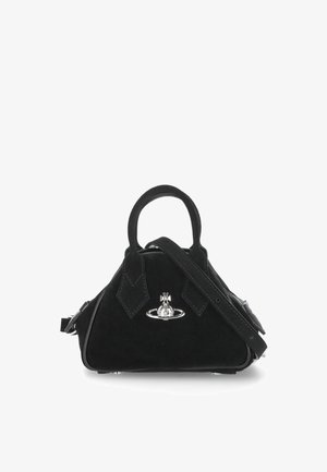 Borsa in camoscio nero con manici arrotondati, emblema logo planetario in argento e tracolla removibile su sfondo bianco.