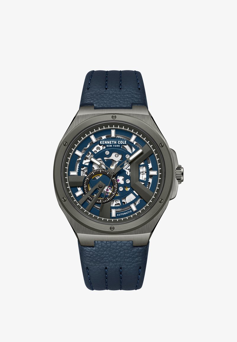 Orologio automatico Kenneth Cole con quadrante scheletrato blu, cassa in acciaio inossidabile grigio e cinturino in pelle blu testurizzata. Presenta grandi indicatori delle ore.