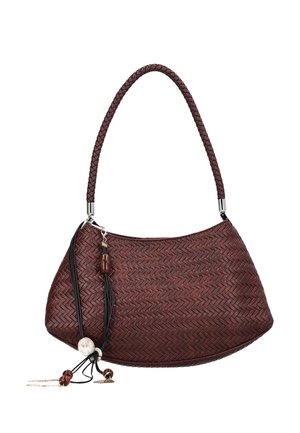Geantă de mână maro, împletită din piele, cu mâner împletit și ciucuri decorativi cu mărgele și inele care atârnă de o parte.