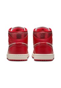 Sneaker alte rosse in pelle liscia con dettagli argentati testurizzati. Suola in gomma con intersuola bianca e colletto imbottito rosso per un maggiore comfort.