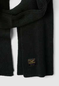 Donkergroene geribde gebreide sjaal met een label waarop "PME LEGEND" staat en gouden accenten, voorzien van een textuur en een warme design voor extra comfort.