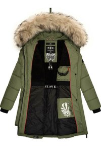 Olīvu zaļa parka ar mākslīgo pūku kapuci, melna quiltota odere, sarkani akcenti, iekšējās kabatas un logo detaļas. Iezīmē garas piedurknes un rāvējslēdzēja aizdari.
