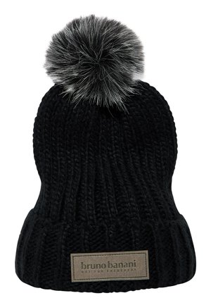 Zwarte gebreide beanie met ribbelstructuur, voorzien van een pluizige zwarte en grijze pompon bovenop en een rechthoekige merkpatch aan de voorkant.