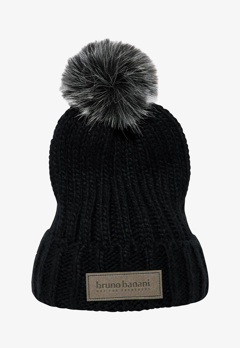 Zwarte gebreide beanie met ribbelstructuur, voorzien van een pluizige zwarte en grijze pompon bovenop en een rechthoekige merkpatch aan de voorkant.
