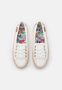 Vita canvas sneakers med en sula av jutematerial, utrustade med flerstaviga blommönstrade innersulor och silverfärgade öljetter för skosnören.