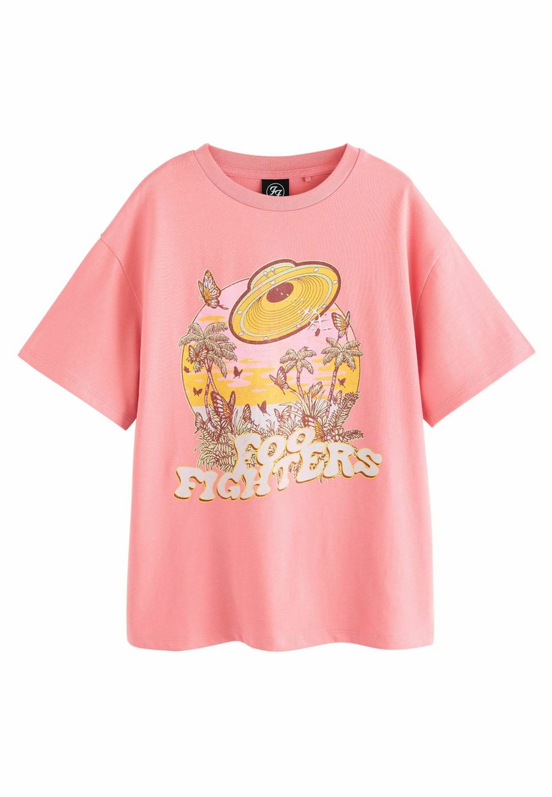 Lyserød bomulds T-shirt med korte ærmer, prydet med et farverigt grafisk design af et UFO, palmer, sommerfugle og teksten "Foo Fighters".