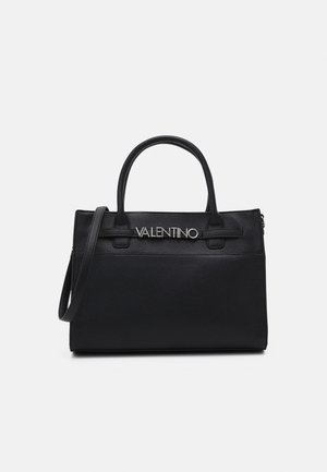 Borsa a mano in pelle nera con due manici superiori e tracolla staccabile. Presenta un logo "Valentino" argentato sulla parte anteriore e un design strutturato.