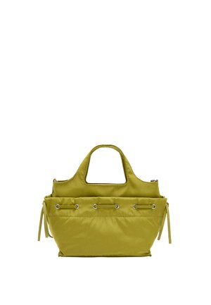 Oliwkowo-zielona torba typu tote z krótkimi uchwytami, metalowymi oczkami oraz sznurkowymi detalami po obu stronach na białym tle.