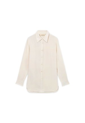 Cremefarbenes, langärmliges Hemd mit Knopfleiste, spitzem Kragen und abgerundetem Saum, flach auf weißem Hintergrund liegend.