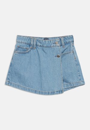 Jasnoniebieska spódnica z denimu z zakładką, zapinana na guziki, z szlufkami na pasek, przednimi kieszeniami i widocznym przeszyciem na gładkim tle.