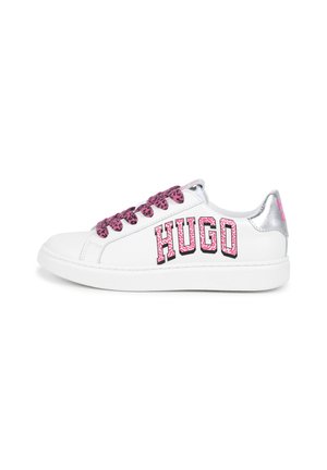 Baskets en cuir blanc avec lacets à imprimé léopard rose, accents argentés et logo "HUGO" en rose et noir sur le côté. Design à semelle plate.