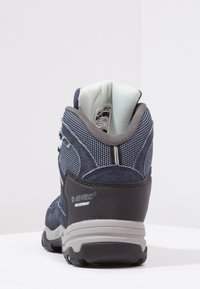 Dunkelblaue Wanderschuhe aus Wildleder und Mesh-Materialien, wasserdichtes Design, gepolsterter Schaftrand, Gummisohle und verstärkende Akzente.