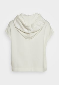 Kortærmet hættebluse i lys creme med en blød tekstur og et stort trykt logo på hætten. Klassisk pullover-design.