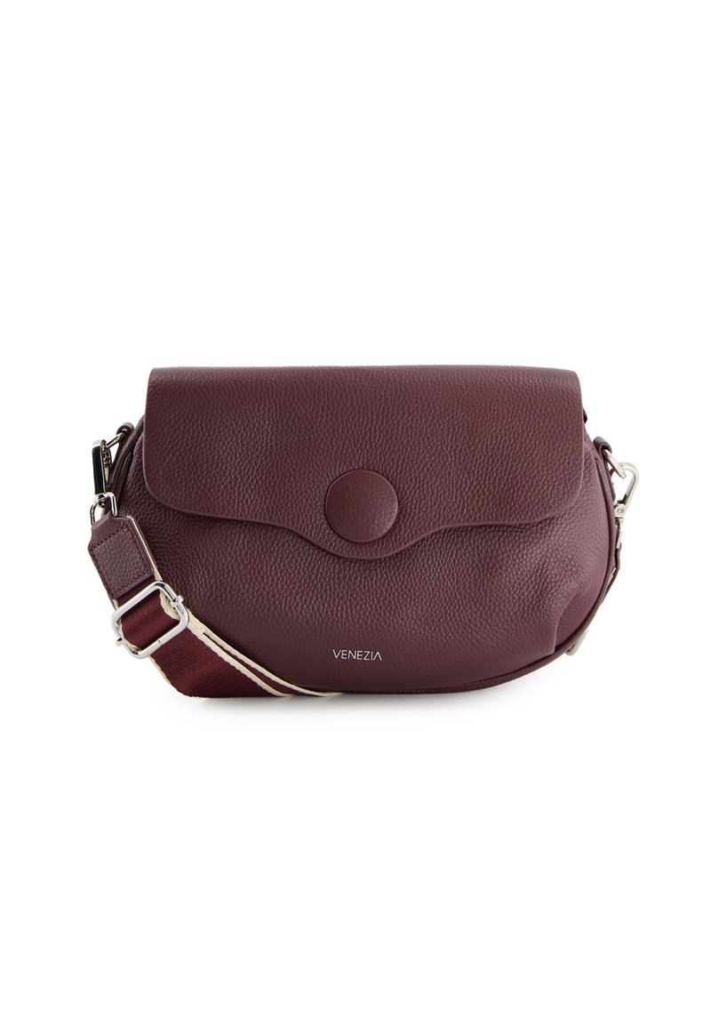 Burgunderfarbenes Leder-Crossbody-Bag mit rundem Klappdeckel, strukturierter Oberfläche, Logodetail und abnehmbarem Tragegurt mit roten und beigen Streifen.