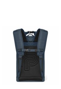 Mochila azul oscuro con correas acolchadas, panel trasero de malla y hebillas ajustables. Presenta un detalle de logo y una textura suave. Forma rectangular.