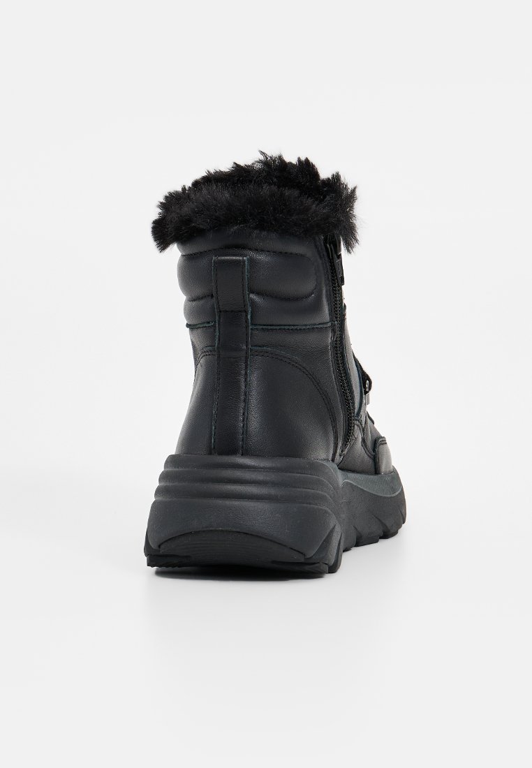 Czarne skórzane botki za kostkę z futrzanym wykończeniem, teksturowaną cholewką, wyściełanym kołnierzem, zamkiem błyskawicznym z boku i masywną gumową podeszwą.