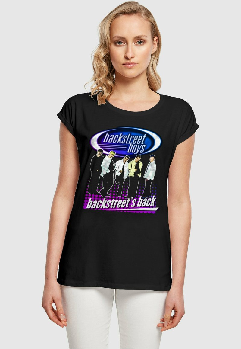 Sort t-shirt med korte ærmer, der har "Backstreet Boys" grafik i blå og lilla, med fem figurer og et prikket baggrundsmønster.