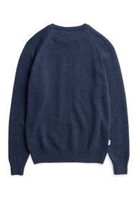 Pull en maille bleu marine avec un col rond et des poignets côtelés. Présente une texture lisse et une petite étiquette logo sur le côté gauche.