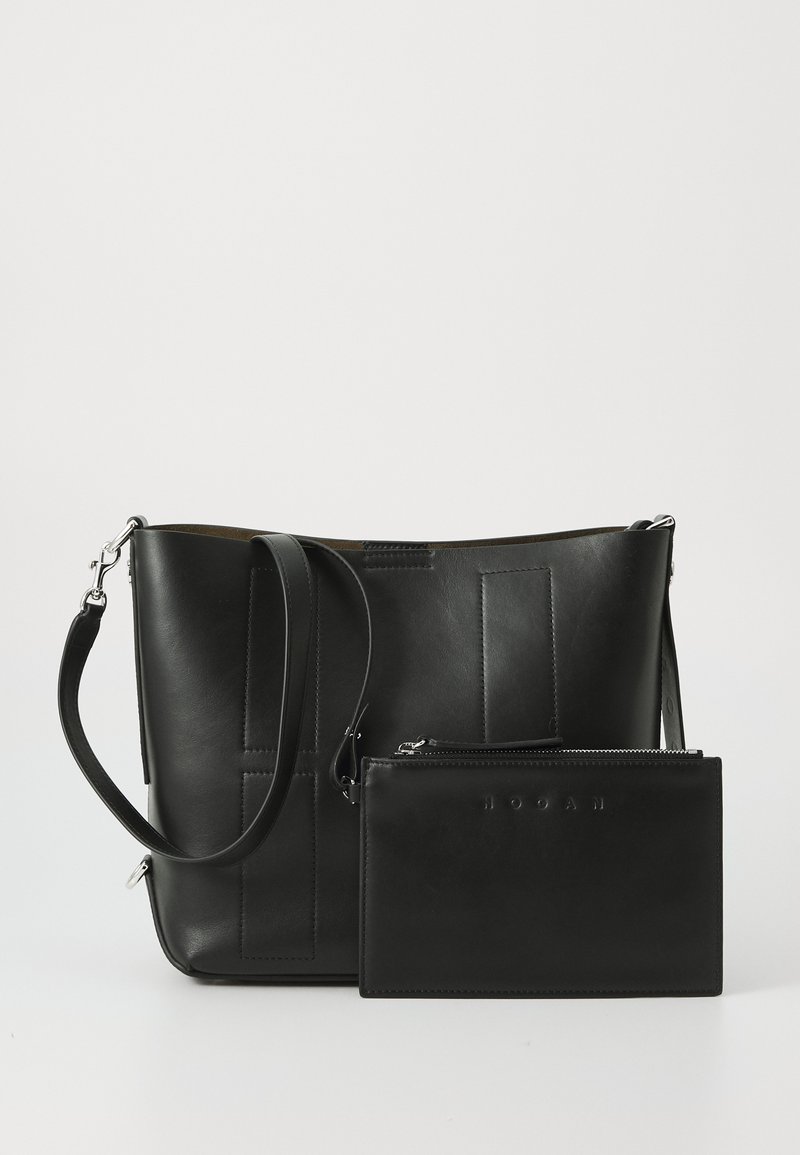 Borsa tote nera in pelle con cuciture verticali e una pochette zip staccabile. Presenta una tracolla regolabile e una texture liscia.