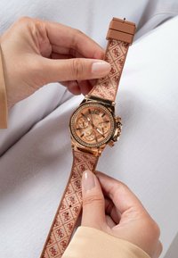 Guess CHARISMA - Chronografinis laikrodis - brown