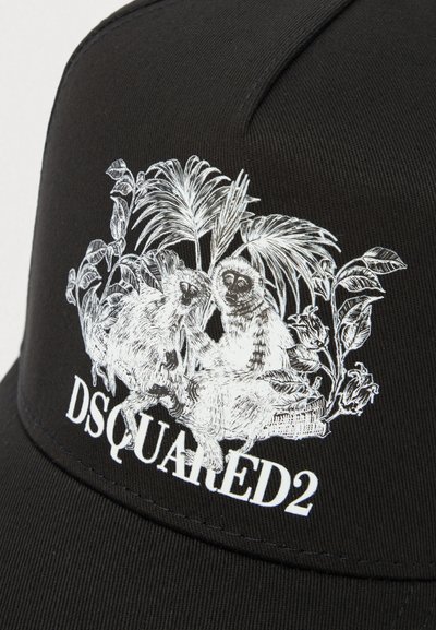 Μαύρο καπέλο με λευκό κεντητό σχέδιο δύο πιθήκων ανάμεσα σε τροπικά φυτά, με το κείμενο "DSQUARED2" στο κάτω μέρος.