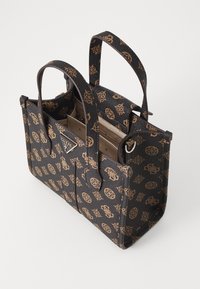 Sac à main synthétique noir avec motif logo doré en relief, double poignée supérieure et forme structurée. Comprend des compartiments intérieurs pour l'organisation.