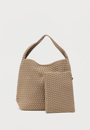 Saco bege tecido com acabamento texturizado, apresentando uma alça curva e uma pequena bolsa combinando. O design destaca uma forma estruturada e macia.