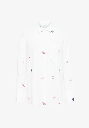 Valge pikkade varrukatega nööbiga särk kraega, millel on läbi kanga hajutatud väiksed tikitud roosad südamed, lilled ja sõna "oui".