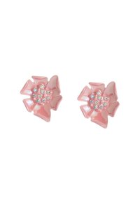 Orecchini a forma di fiore di colore rosa con finitura lucida, caratterizzati da un gruppo di strass trasparenti al centro.